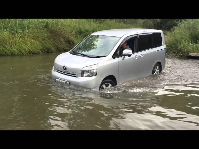 Тест драйв Toyota Voxy через речку)