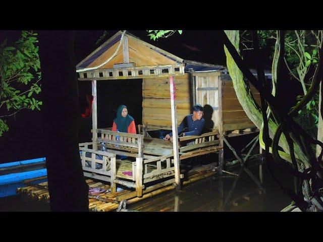 Camping hujan deras || di rumah terapung bersama istri di temani beragam suara