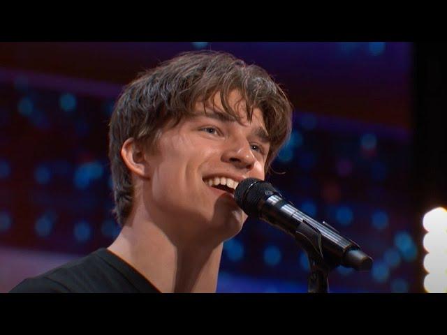 Alex Sampson Nervous Singer STUNS Judges With “Retro” Vocals and Original Song 'Pretty Baby'