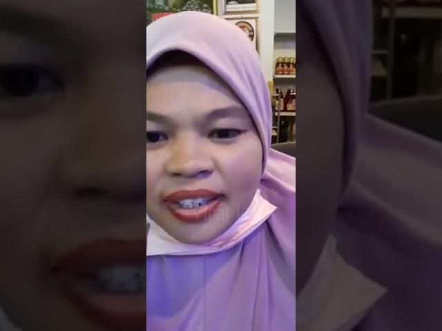 Dinaa tayang aset kendur semasa live