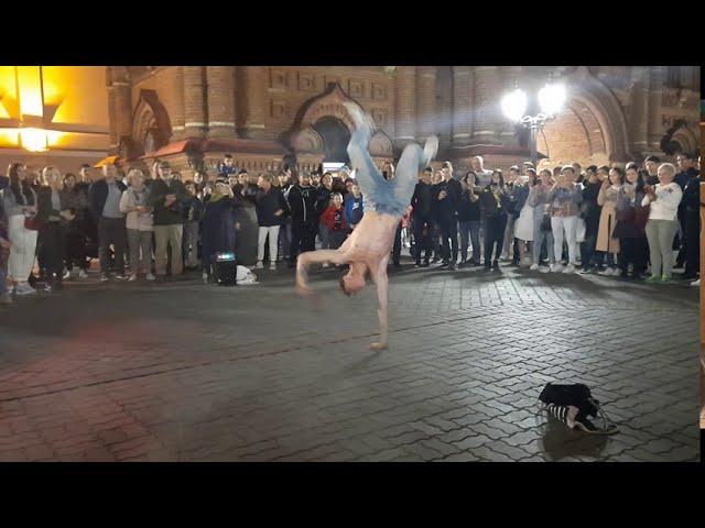 Танцор красиво разводит толпу на деньги. Казань. День города 2020