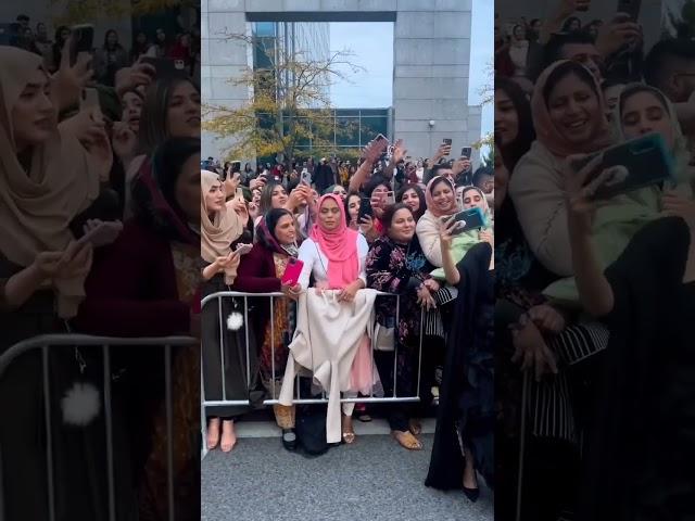 Saboor Aly with fans at #HUMawards2022 in Canada