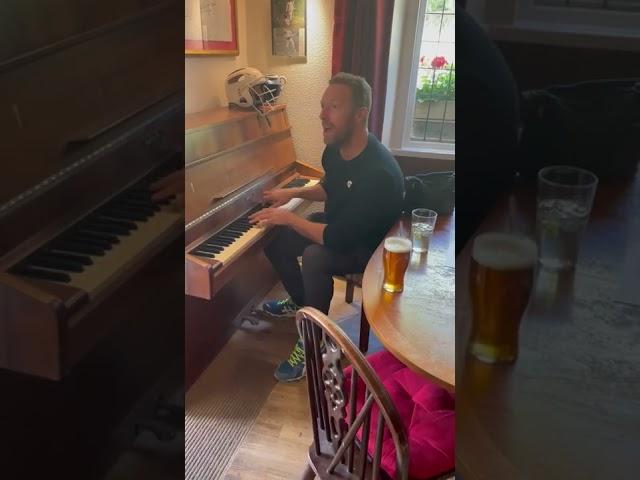 Chris Martin surprises a couple by performing a Coldplay classic in a pub | SWNS #shorts 