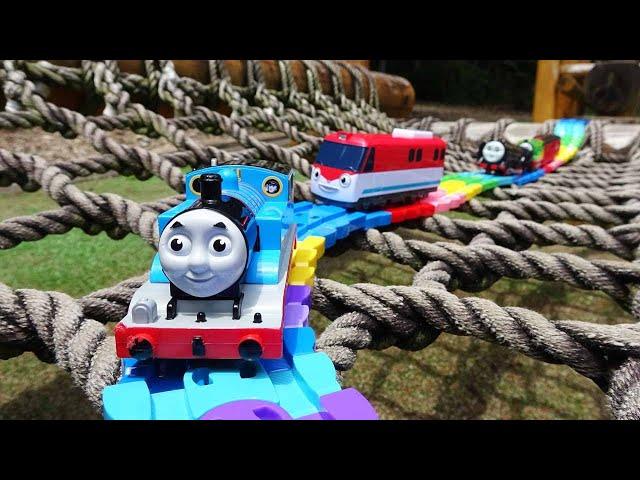 Thomas the Tank Engine Athletic Course  Put Thomas and 꼬마버스타요 (Little Bustayo) on the carrier!