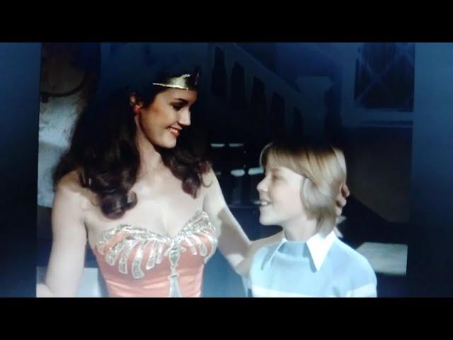 Wonder Woman love and kiss a child / cariña y besa a un niño