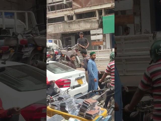 Karachi traffic police  Vs public // police vs awaamm #karachi #public #publicreaction