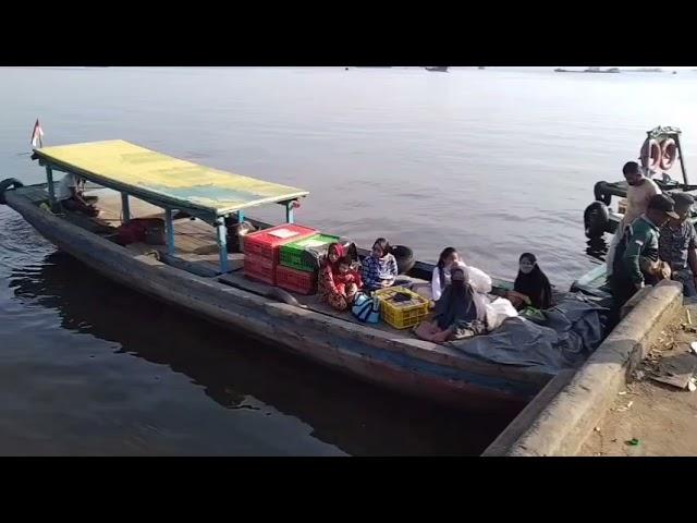 Pelabuhan TPI (tempat pelelangan ikan) kota Dumai Riau dipenuhi dengan kapal-kapal nelayan