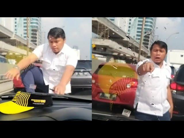 VIRAL! Pengendara Fortuner Arogan di Tol Pancoran, Siram Air hingga Rusak Mobil