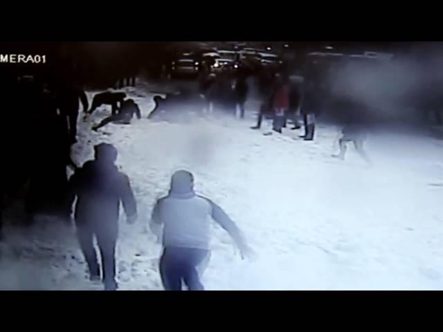 Moment huge snow chunk fell injuring two pedestrians in Turkey - BBC News