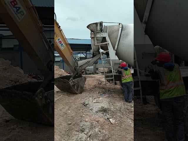 Beton Mixer Pengecoran Lantai Kerja Dengan Bucket Excavator #shortsvideo #shorts #excavator