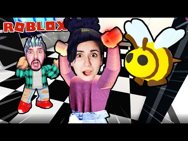 MAMA DANIA VON BABY KAANS BIENE GESTOCHEN! Tag des Haustiers geht schief! [Roblox Deutsch]