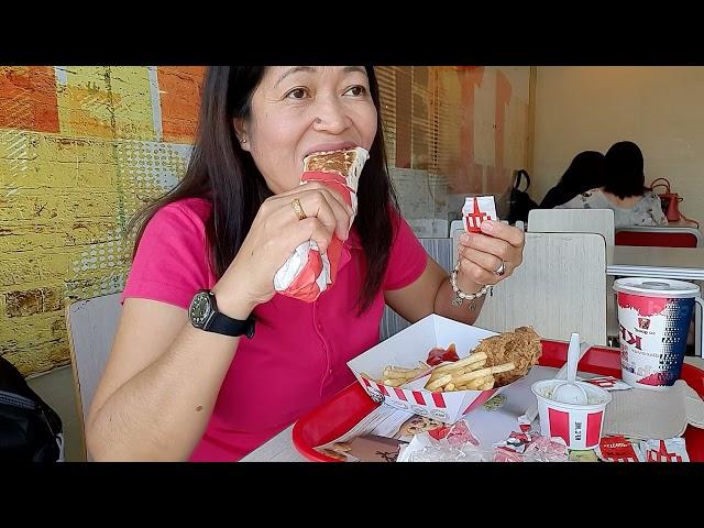 Twister Sandwich and fried chicken sa KFC RUWI OMAN 