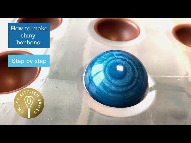 Blue chocolate bonbons,  step by step.