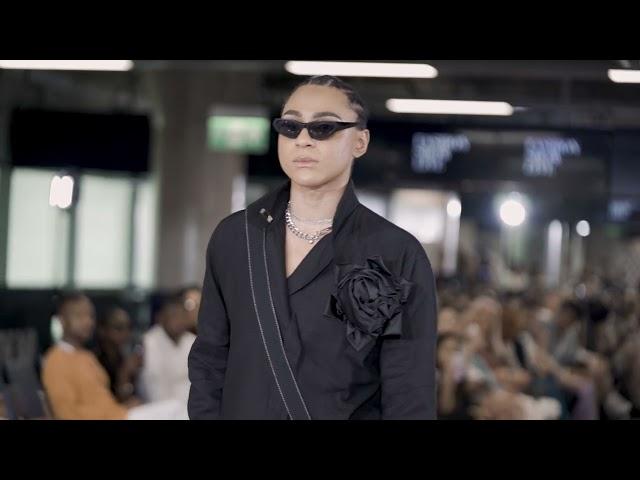 London fashion Week 2023 by Fashion show live - Slow motion catwalk model 19