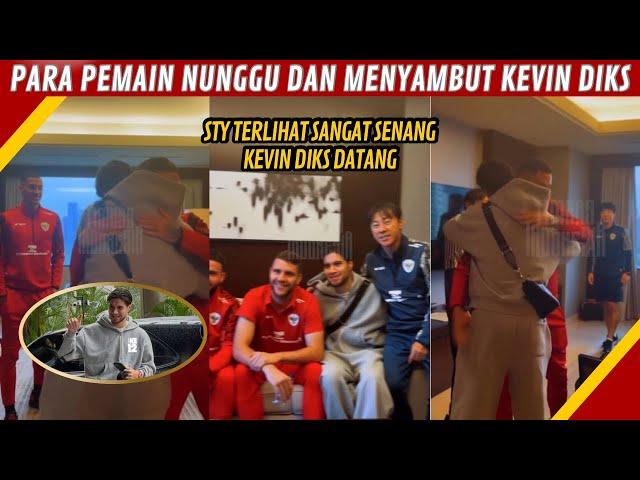 KEVIN DIKS DISAMBUT DENGAN PELUKAN OLEH PEMAIN LAIN & STY SAAT BARU TIBA DI HOTEL