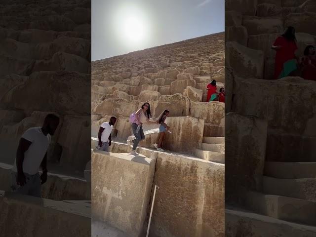 Climbing the Great Pyramid of Giza #egypt #travelvlog #ancientegypt #cairo #pyramids