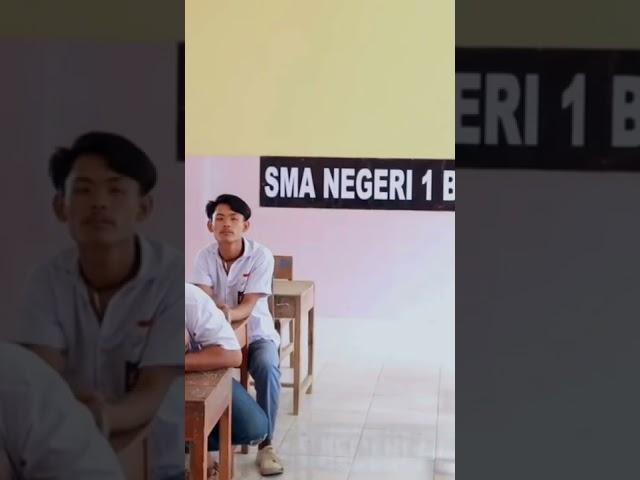 Sebenarnya bu Guru marah apa gak sih, bingung aku !