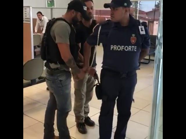 Vigilante Sendo Preso Dentro de Agência Bancária em Jataí, Goiás.