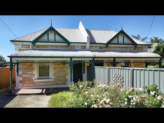 Beautiful Edwardian duplex with original features/found vintage stereo.