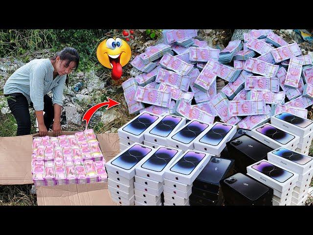 Money I found millions of rupees and lots of iPhone 14 Pro max boxes at landfill near my city