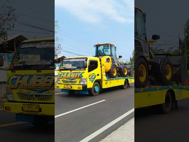 TRUK FUSO TOWING PANJANG MUATAN LOADER ALAT BERAT MELAJU CEPAT #shorts #viral #trending