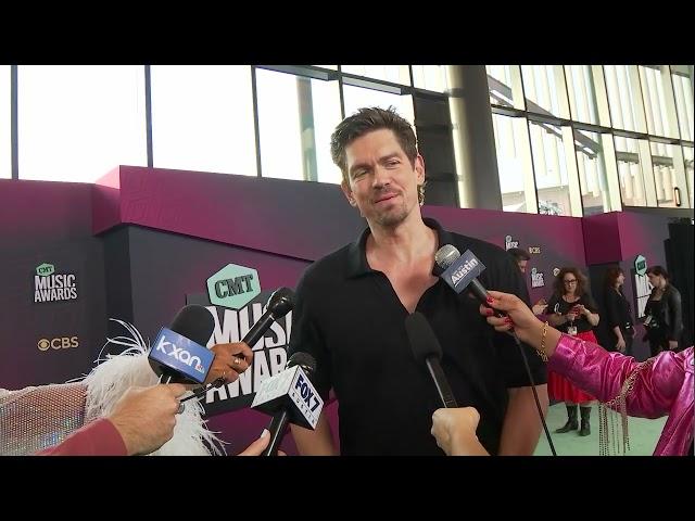 CMT Awards 2023: Steve Howey on aqua carpet | FOX 7 Austin