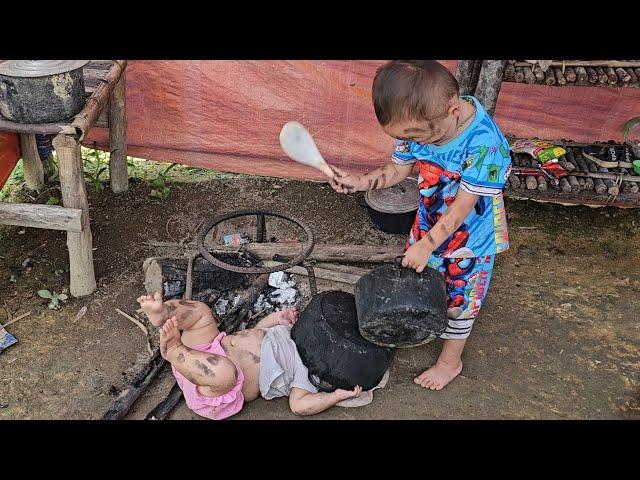 A 17-year-old single mother, with the help of her siblings, completed the roof of the house.