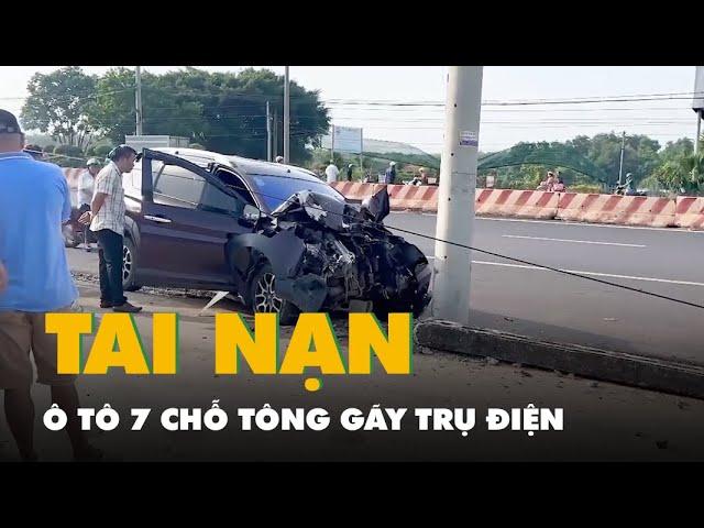 Ô tô 7 chỗ tông gãy trụ điện, vợ chết, chồng bị thương