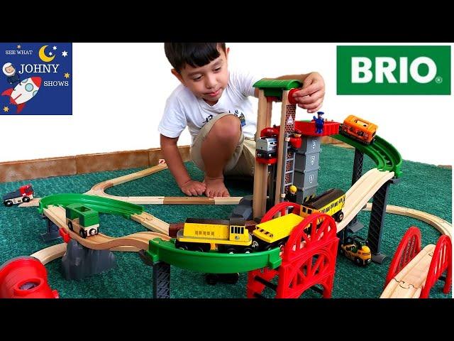 Johny Unboxes Brio Lift & Load Warehouse With Munipals MTA Work Train