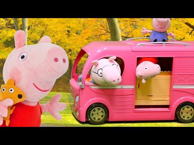 Peppa Pig ailesi evi olmadığı için karavanda kalıyor! Çocuklar için oyuncak videoları!