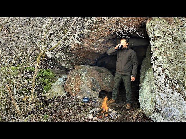 Bushcraft Survival in the Canyon, Water Filter, Stone Underfloor Heating, Baking Bread