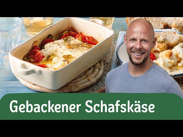 Gebackener Feta: Schafskäse mit Tomaten im Ofen zubereiten  | REWE Deine Küche