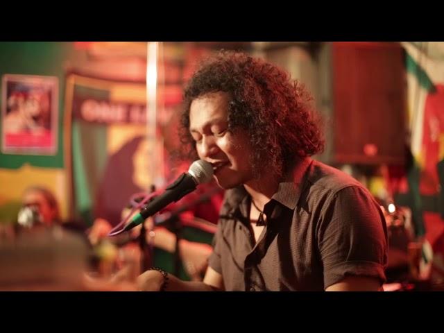 ဘယ္လိုေမ့လို႔ရမွာလဲ (Live Session ) The Marionette