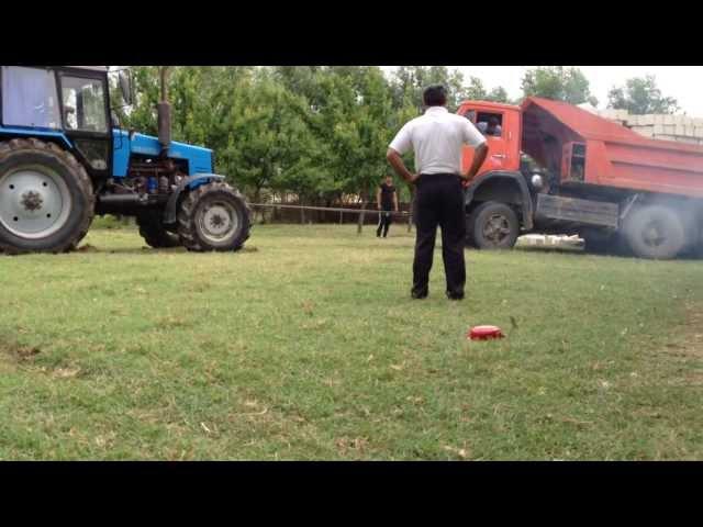 Berdede Qazaxlar kendi Kamaz buksir edir _ В Барде трактор " БЕЛОРУС "  буксует камаз.