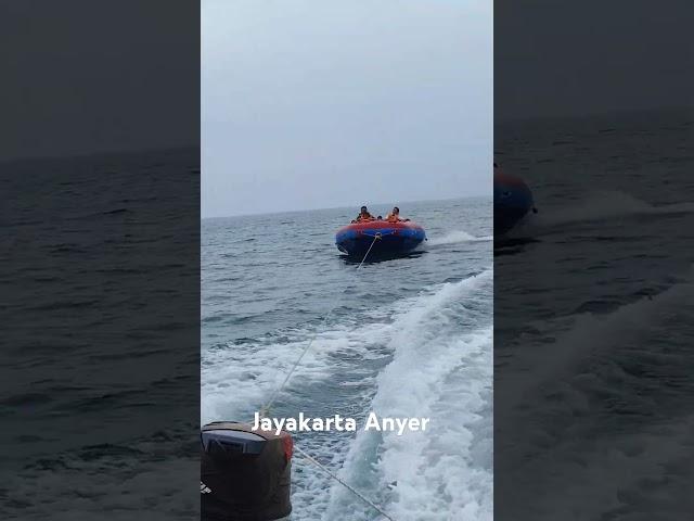 OMBAK TINGGI DI PANTAI ANYER