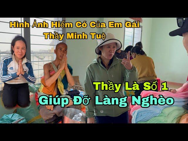 Hình Ảnh Hiếm Có Của Em Gái Duy Nhất Của Thầy Minh Tuệ Khi Đóng Góp Công Sức Phát Quà Cho Bà Con