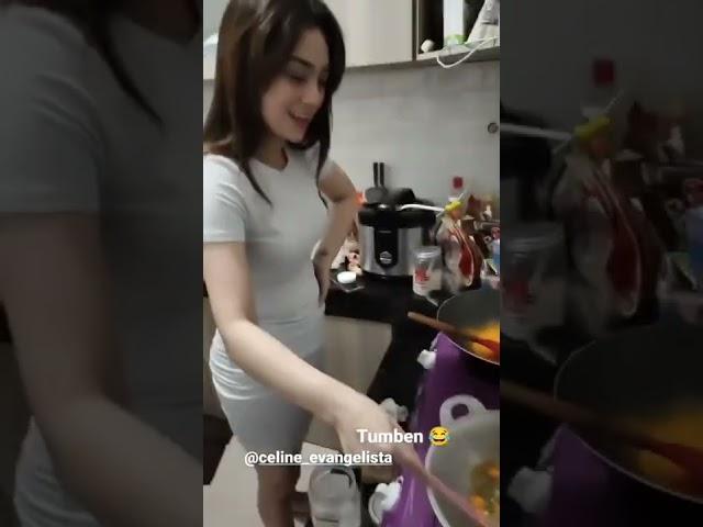 CELINE EVANGELISTA KEPERGOK DI DAPUR BERSAMA COWOK