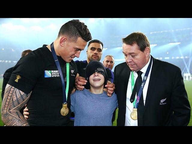 Sonny Bill Williams gives away RWC medal to fan! HD version