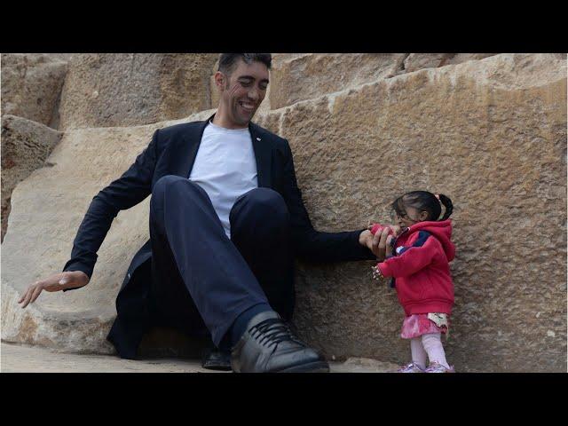 World's Tallest Man Spends Time With World's Shortest Woman