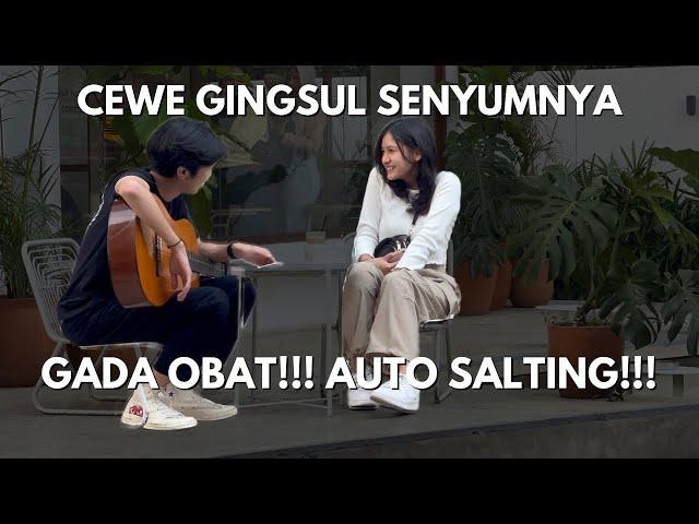 CEWE GINGSUL DINYANYIIN LAGU JAWA, DAMAGENYA GA MAIN!!!