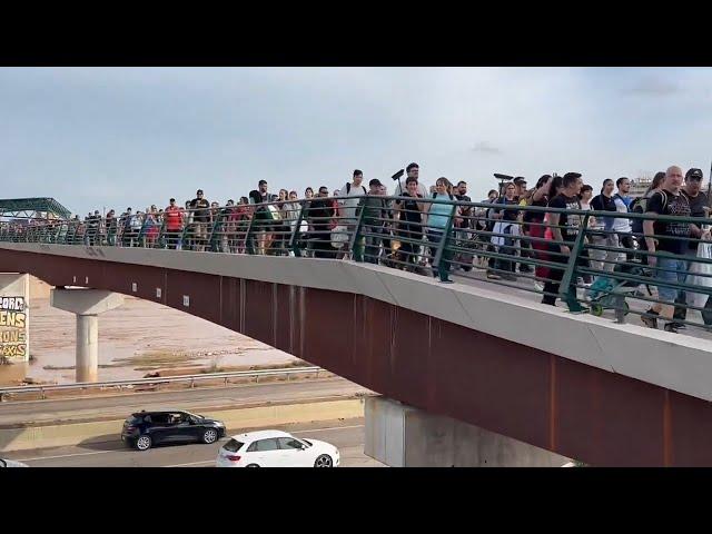 RESPECT to Spanish! Thousands of people carry buckets and brooms to rebuild Valencia