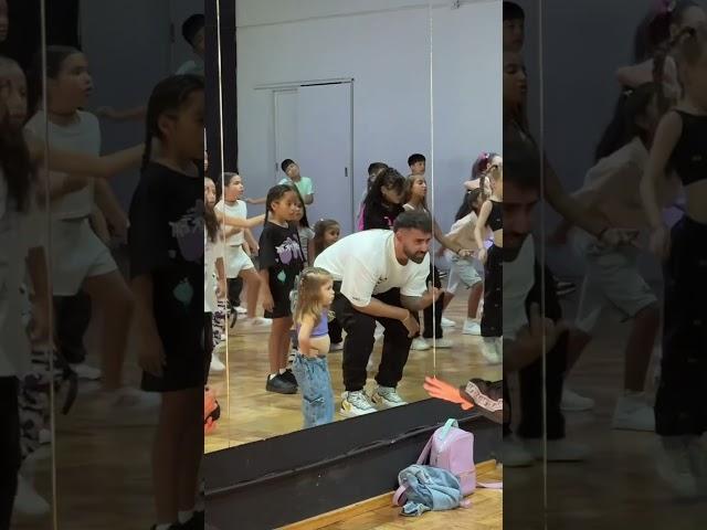 Miren cómo está niña en 5 minutos de clase aprendió esta coreo 