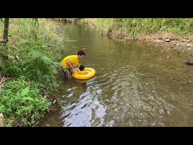 Mandi pakai pelampung di sungai