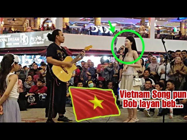 PRETTY VIETNAM! Bob panggil gadis Vietnam dan mintak dia nyanyikan satu lagu dalam bahasa Vietnam.