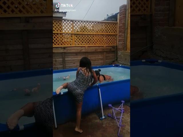 en la piscina