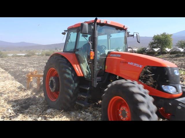 Tractor KUBOTA M135X con arado de 5 discos 30" BALDAN - EAE Distribuidor Autorizado Zamora