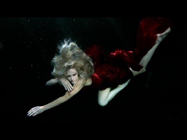 Hannah Fraser - Underwater model stars in Sigur Rós "Dauðalogn"