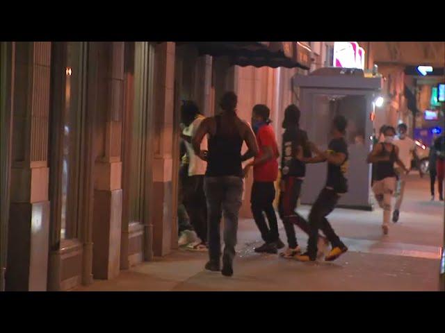 Chicago Looting: Looters break in to Potbelly restaurant in Chicago Loop | ABC 7 Chicago