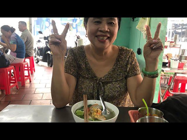 ĂN HỦ TIẾU MÌ XÁ XÍU NGON TUYỆT | Hoà Vlog