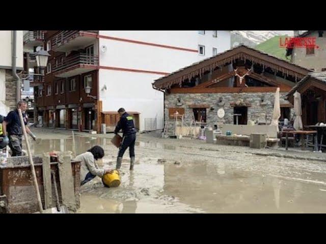 Valle d'Aosta, a Cervinia si scava nel fango dopo l'alluvione